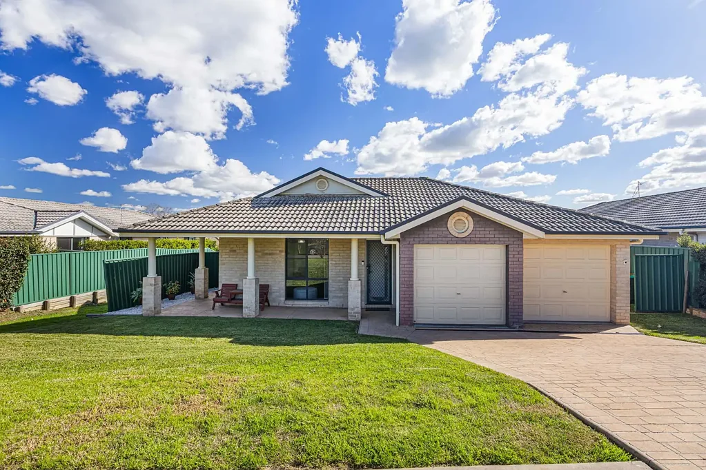 Muswellbrook 4房  Beautifully-Built Family Home in Sought-after Estate