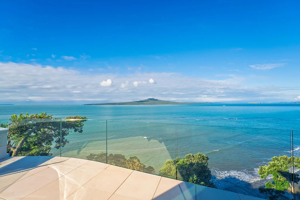 Belmont 3房  Commanding Coastal Views