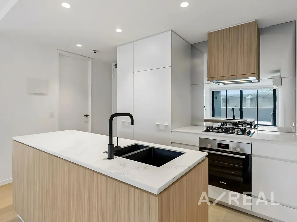 Stylish Apartment with Courtyard in a Prime Coburg Location!