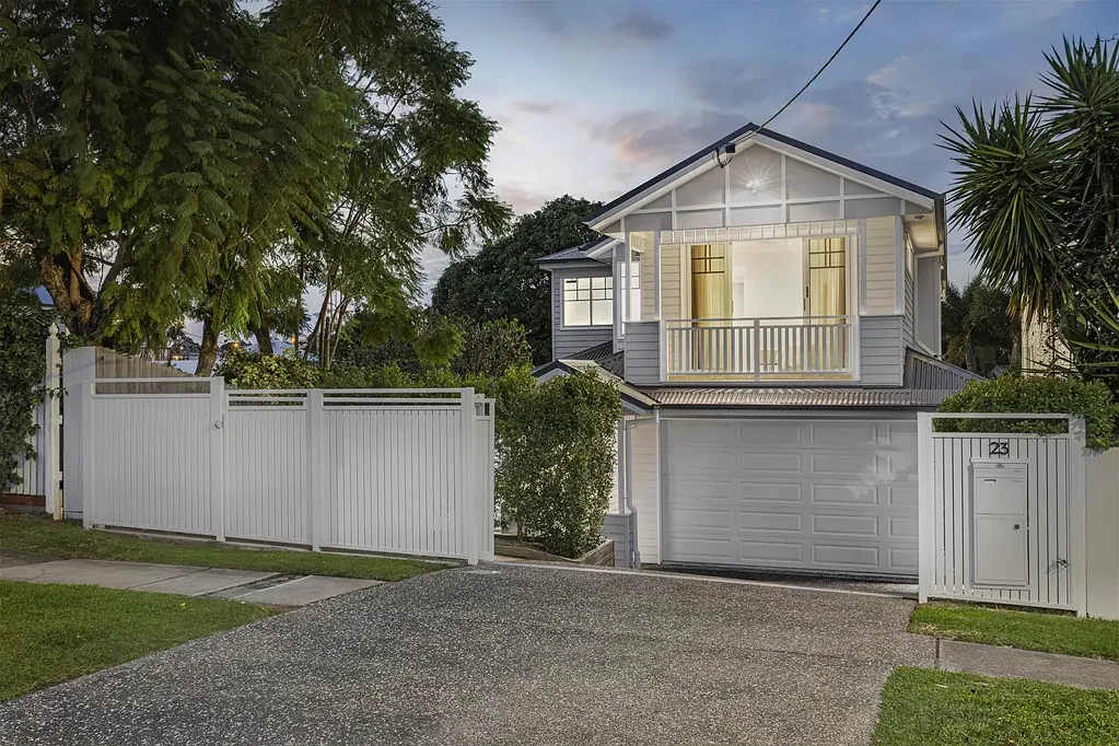 Wavell Heights 5બેડરૂમ Impressive Contemporary Residence with Pool & Premium Inclusions