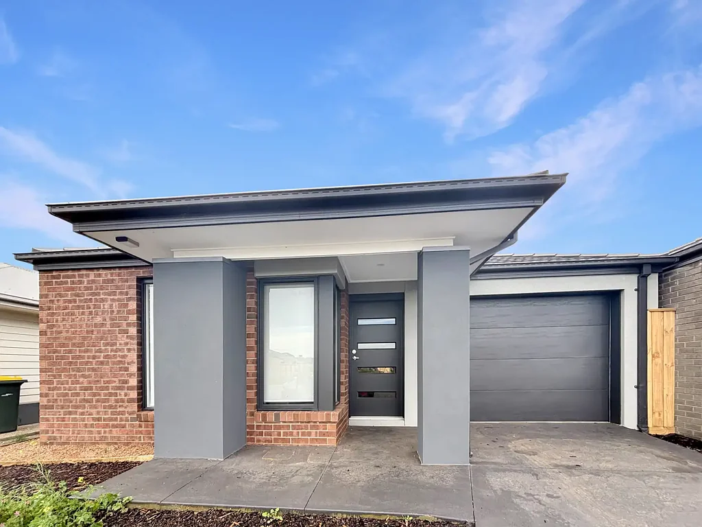 Modern Family Comfort in the Heart of Armstrong Creek