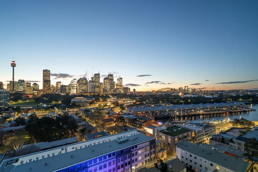 Potts Point 2chambre Rare North West Sydney City Skyline & Harbour Bridge views from this 2 bedroom apartment on level 13, sub-penthouse. Must See, Huge Renovation Potenti