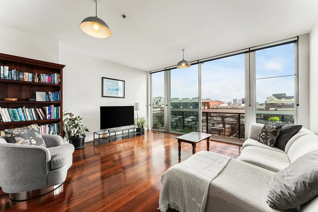 Prahran 2 Slaapkamer Two Levels in the Iconic Red Tulip with Rooftop Views