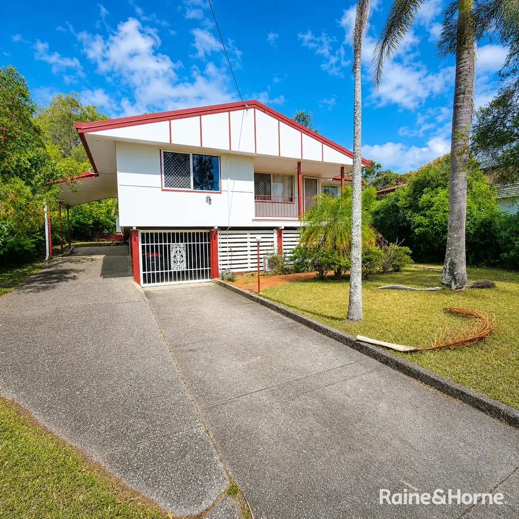 FAMILY HOME WITH AIR CONDITIONING, SOLAR AND FANTASTIC DECK!