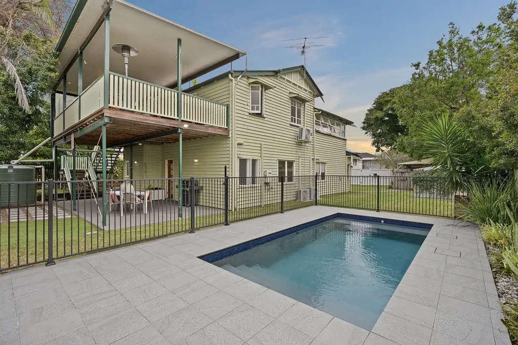 Wooloowin 5Moenga Classic. Land. Location.