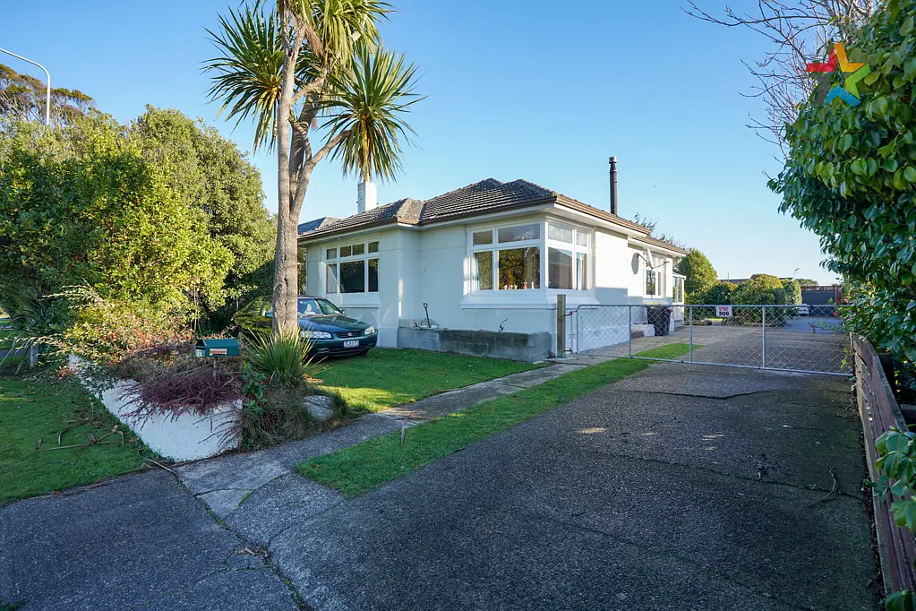 Strathern 2 Bedroom SOLID START WITH SUBDIVISION POTENTIAL!