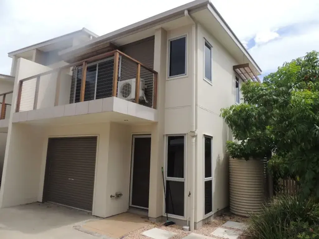 FURNISHED!!! Stunning 2 bed villa located on at the end of the block...