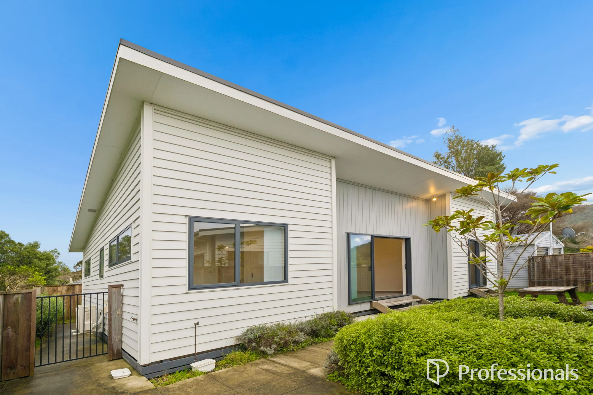 Wainuiomata 3બેડરૂમ Modern, Low-Maintenance Living at 15A Burden Ave