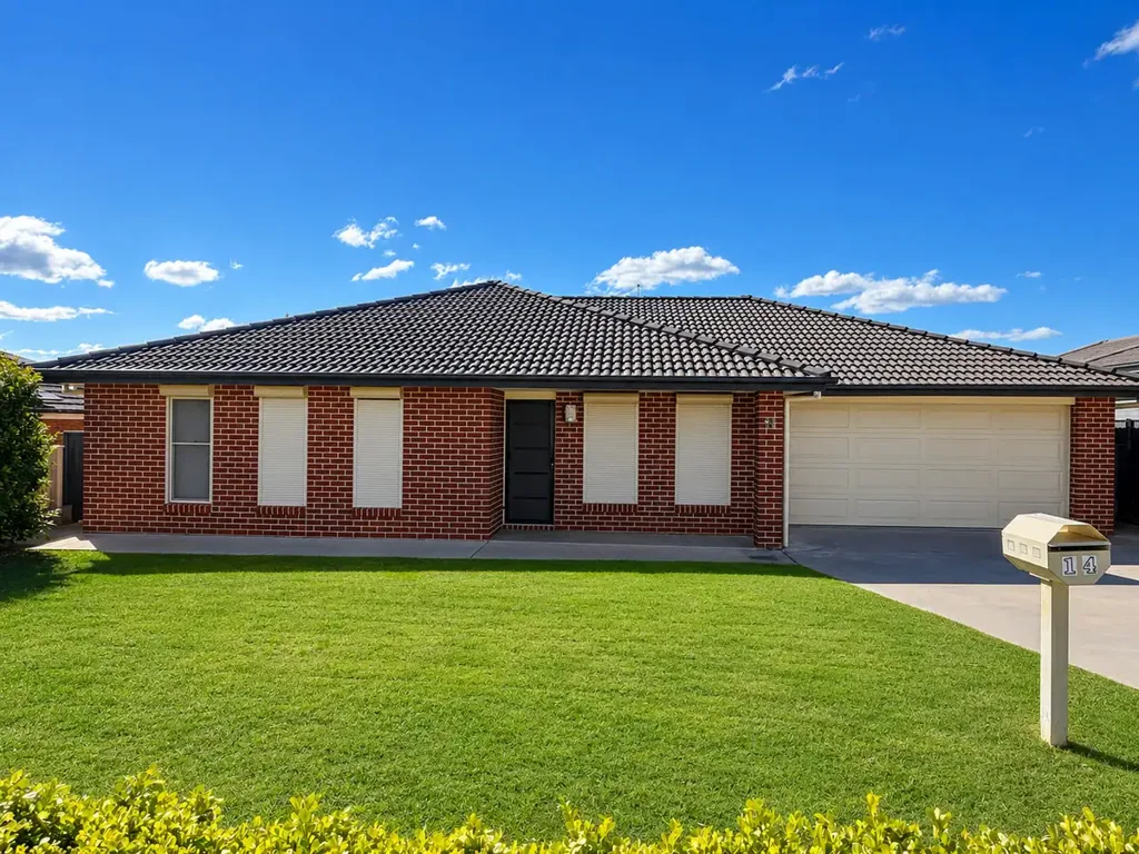 Gunnedah 4બેડરૂમ More Than Meets the Eye – Modern Home with Rear Shed
