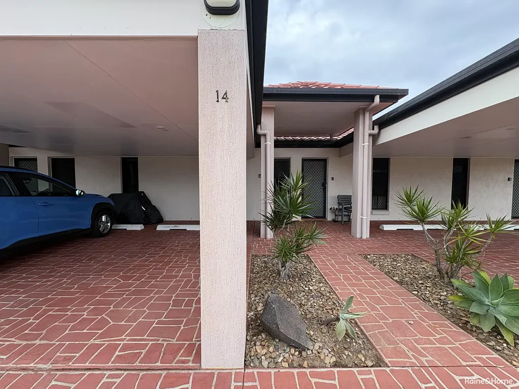 Modern 2 Bedroom Home Located on Coral Cove Golf Course
