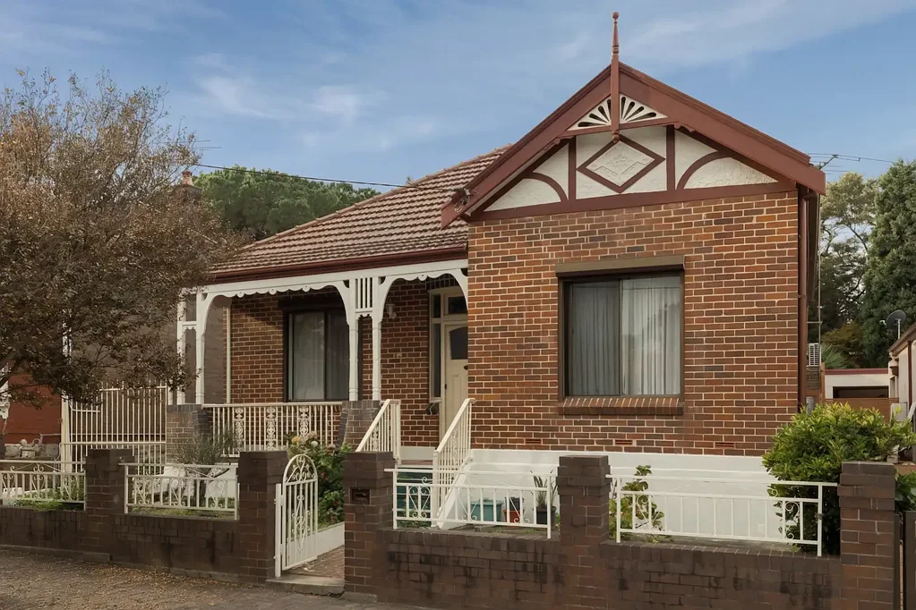 Dulwich Hill 4房 双面全砖住宅 四卧带柜 宽敞客厅 高天花板 实木地板 双大厨房 私密庭院 步行便利 学区环绕 地段优越 Freestanding Family Residence in First Class Location