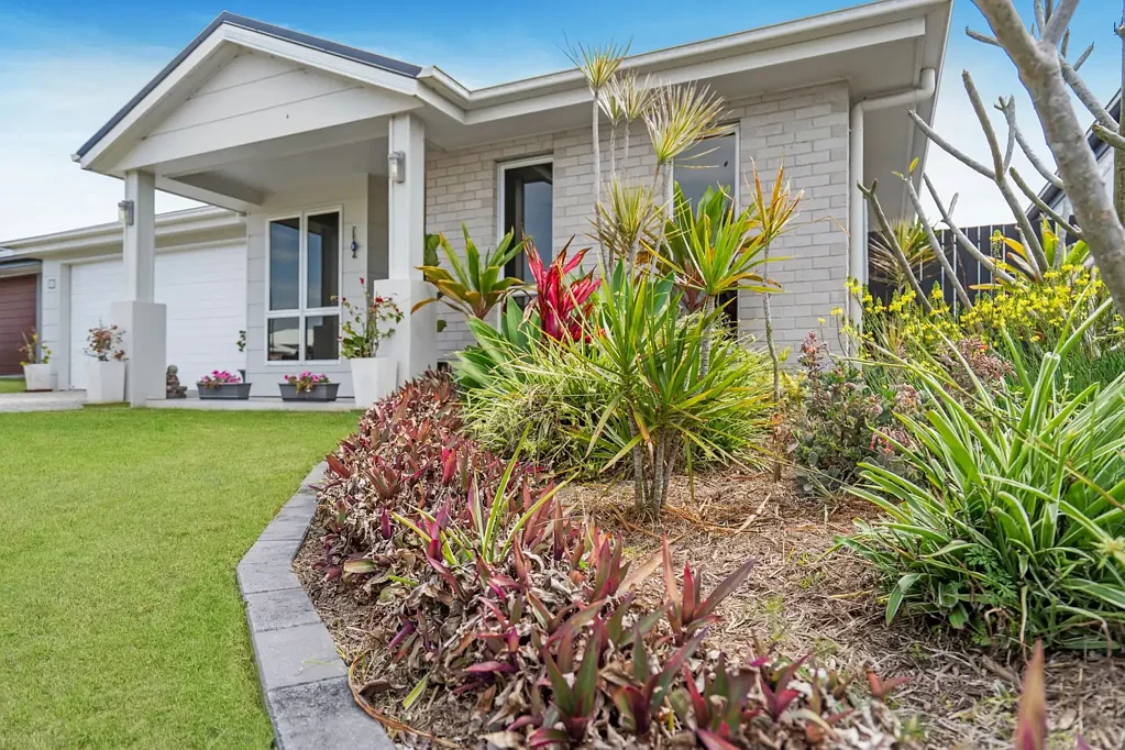 Beaudesert 3房 Spring Creek Estate 3卧2卫 宽敞卧室 现代厨房 开放式生活区 私密户外 双车库 低维护 Simply Stunning....