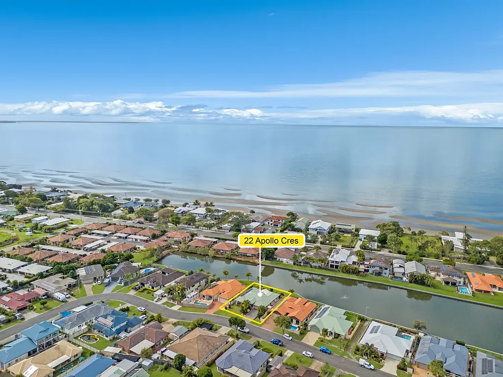 Beachmere 4房 海滨度假日常 4卧宽敞壁橱 开放式娱乐区 潮汐池塘垂钓 低维护庭院 时尚厨房吧台 新太阳能系统 Hooked on Waterfront Living? You Will Be!
