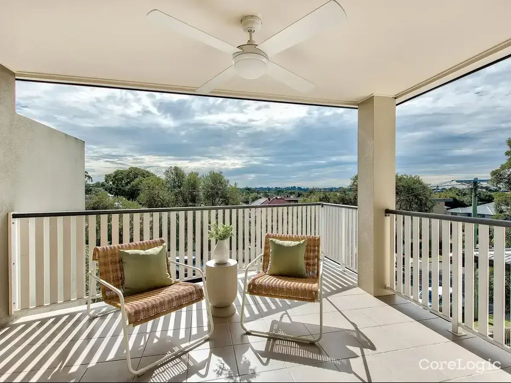 GREAT CENTRAL LOCATION - BUS, CAFES AND MORE ALL CLOSE BY! B/L