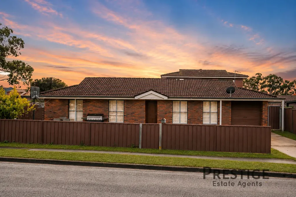 Bossley Park 5房 街角地块，带独立配套附属用房和双车道入口 Corner Block with Potential