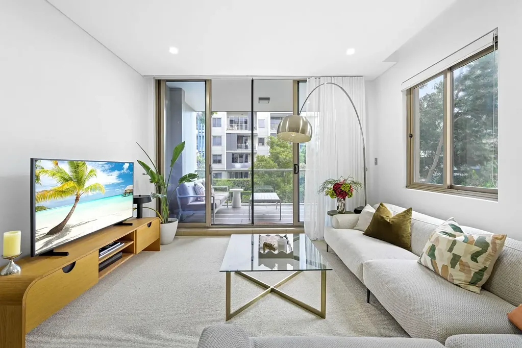 Tastefully updated apartment set in desired Epping Park Development