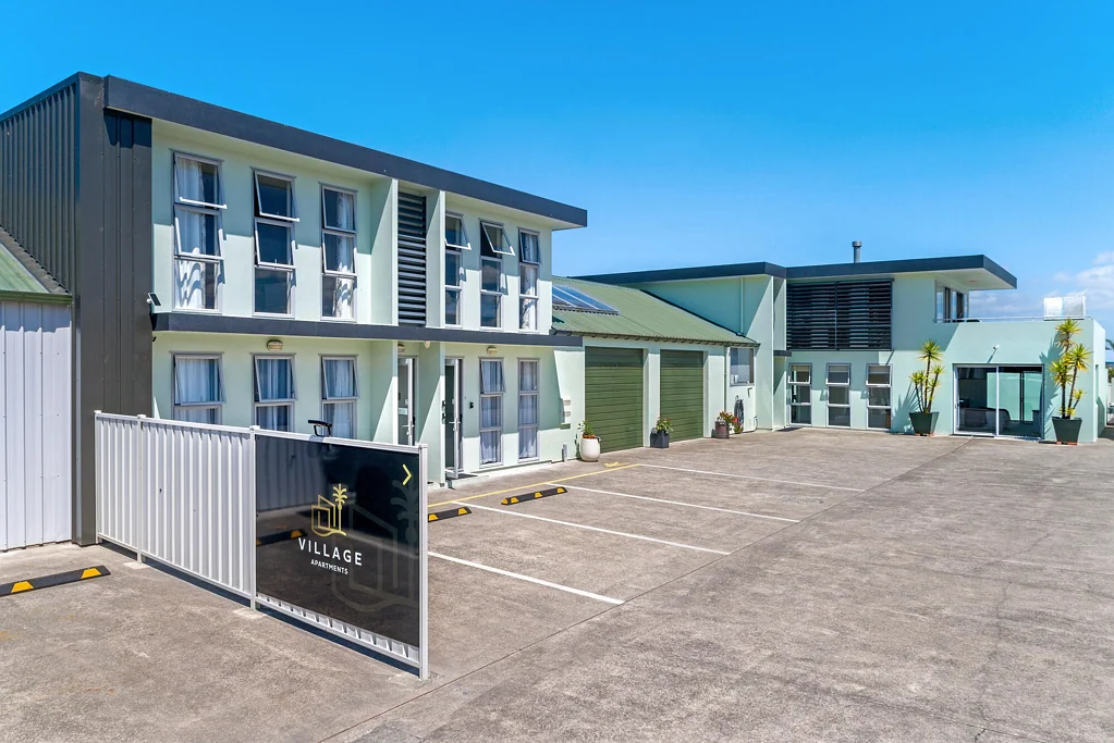 Lytton West  Executive home and income