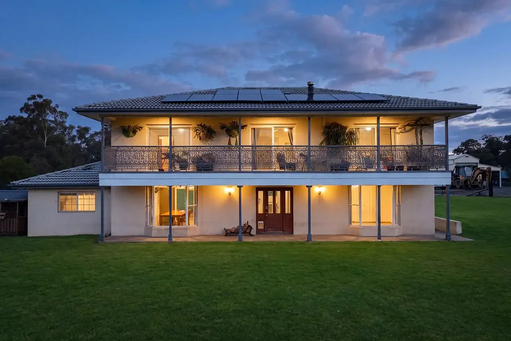Buxton 6 Slaapkamer Rustic Country Living with Space, Self-Sufficiency & Endless Possibility