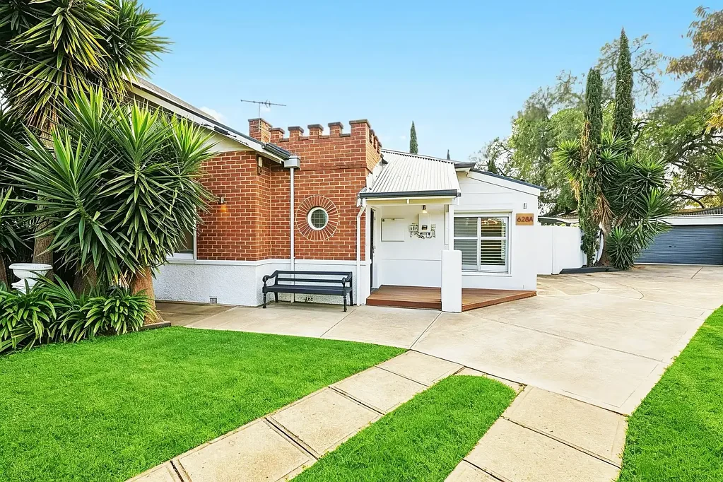 Plympton 2Kwarto Character, Space & Convenience in a Beautifully Presented Maisonette