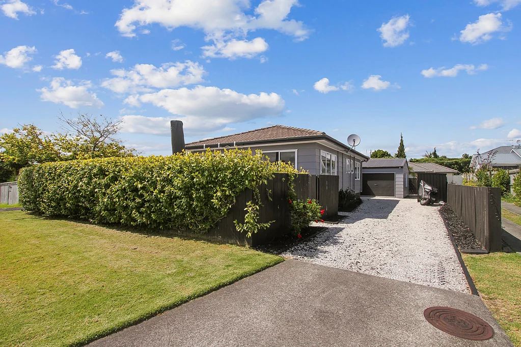 Clarks Beach 4房  Spacious 4 Bedroom home with Water Views