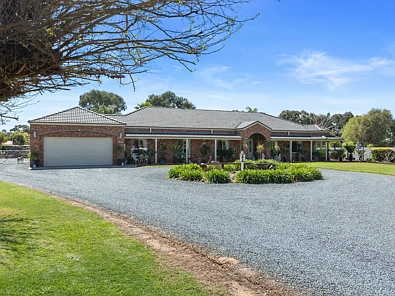 Cobram 4ਬੈੱਡਰੂਮ Rural Lifestyle with In-Town Convenience – 1.6 Acre Family Haven
