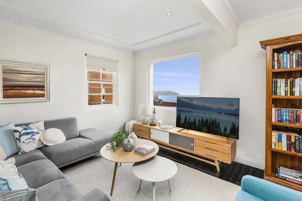 Charming Top Floor Haven With Water Views