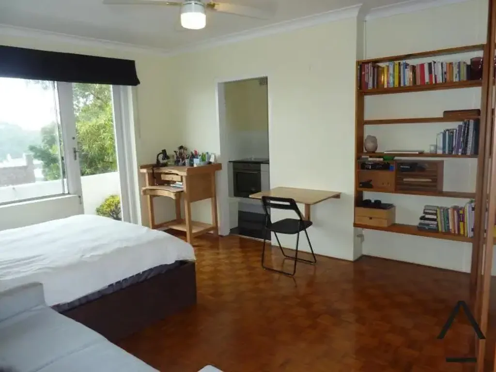 TOP FLOOR LIGHT FILLED STUDIO APARTMENT