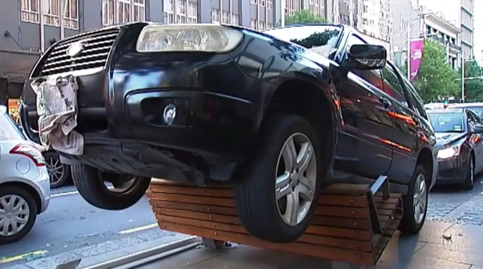 皇后大街惊现飞车?误把油门当刹车,险酿大祸!想在新西兰混成老司机可没那么容易