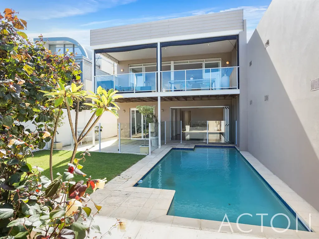 Modern Living in the perfect Location!