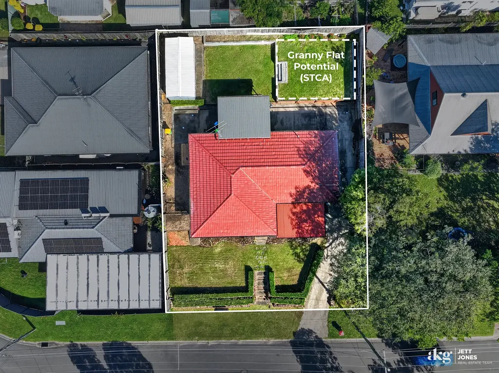 Hillcrest 4房 高地视野优美 宁静家庭街道 四卧宽敞舒适 空调主卧套内浴 多区生活空间 开放客餐厨房 不锈钢电器 电磁炉 遮盖娱乐露台 精心设计花园 宽敞后院泳池空间 多车位侧面通道 816m² of Family-Friendly Living with Side Access