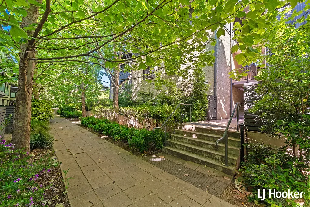 Perfectly Private & Exceptionally Presented Apartment in Pri