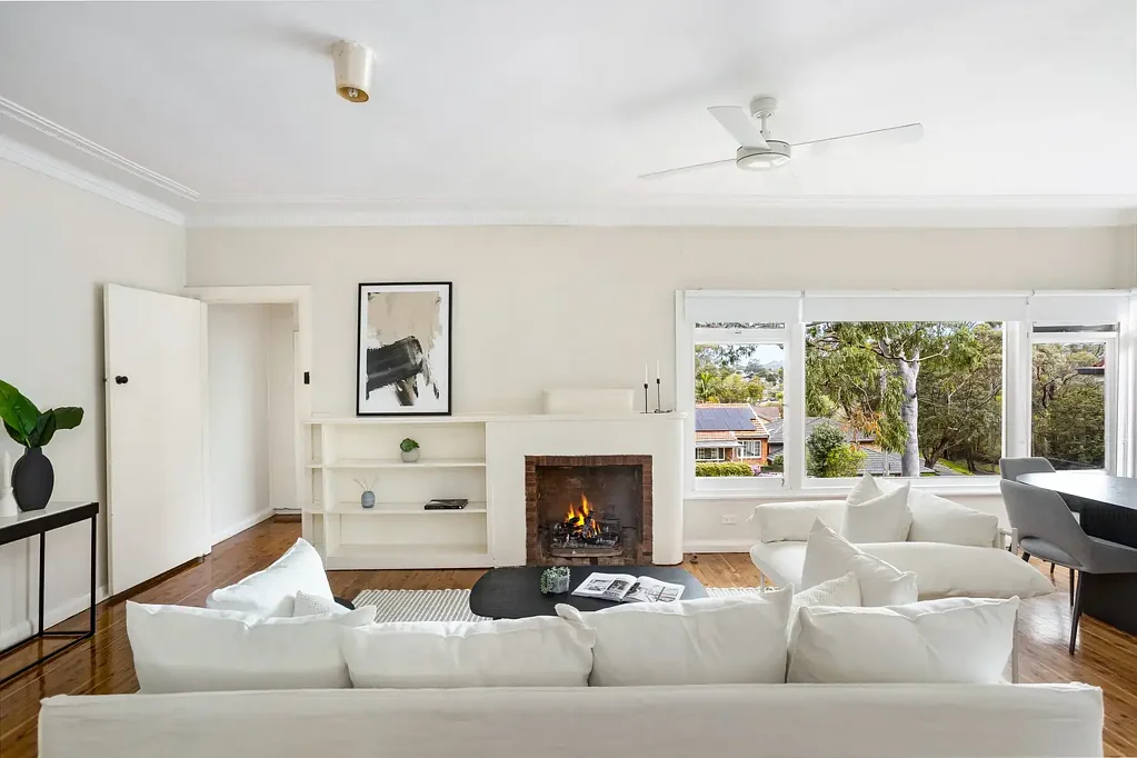 Mangerton 2 Slaapkamer Sunlit Art Deco residence offers prime potential