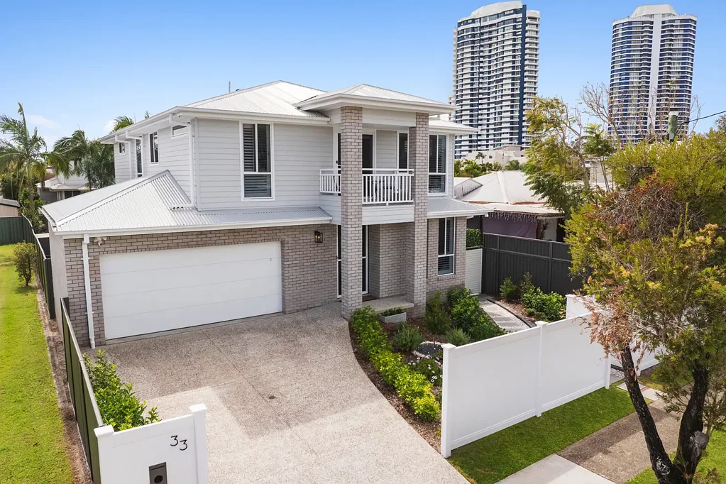 Runaway Bay 4 Slaapkamer HAMPTONS-INSPIRED LIVING JUST 200M FROM THE BROADWATER