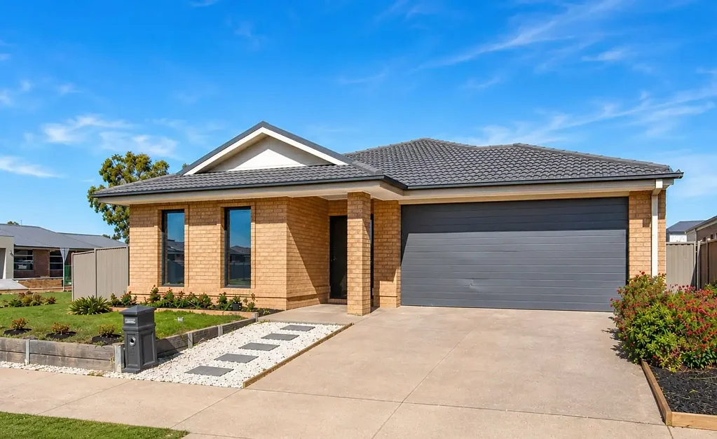 Mooroopna 4房  The Brief: A modern Mooroopna family home with the space, finish and easy-care layout buyers keep asking for.