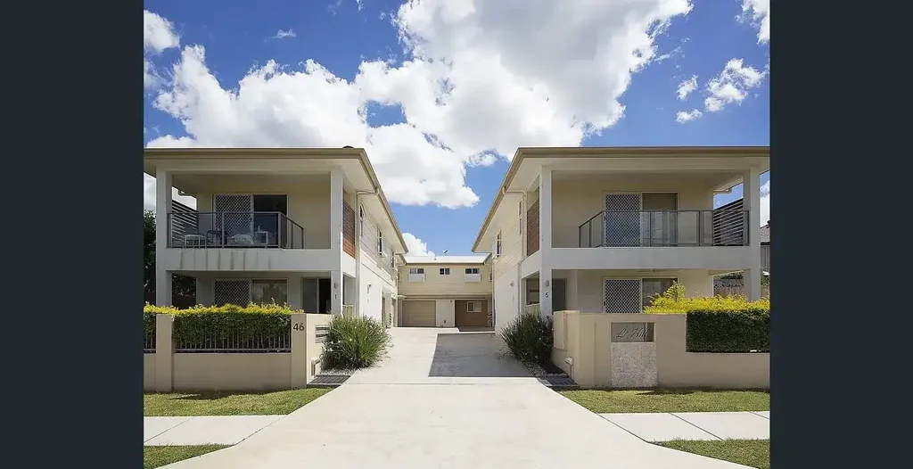 FULLY FURNISHED IMPRESSIVE 3 BEDROOM TOWNHOUSE IN BOUTIQUE COMPLEX