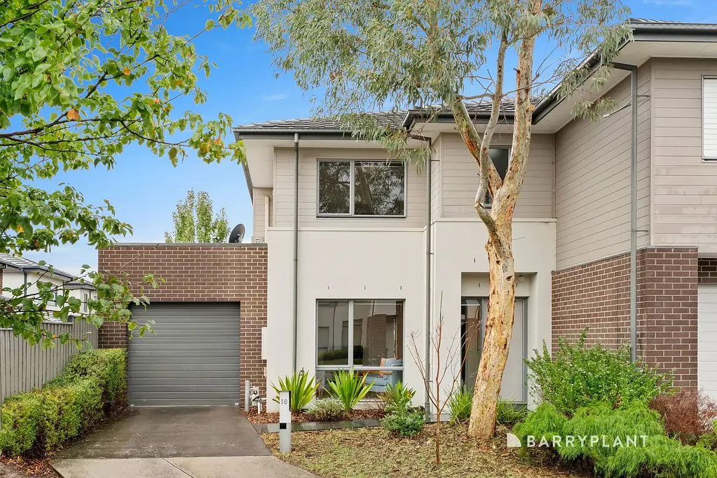 Wantirna South 3房 Harcrest Estate私宅 尽头位置 高天窗落地窗 厨师厨房 石英台面 围栏庭院花园 滑动门 3卧套间 公私名校近邻 Esteemed Harcrest Estate Home