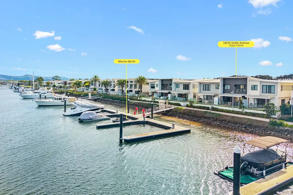 Hope Island 3ਬੈੱਡਰੂਮ Oversized - 218m2 - Near New Rare Waterfront Townhouse -Bridge Free - With Option To Purchase Marina Berth - 12m