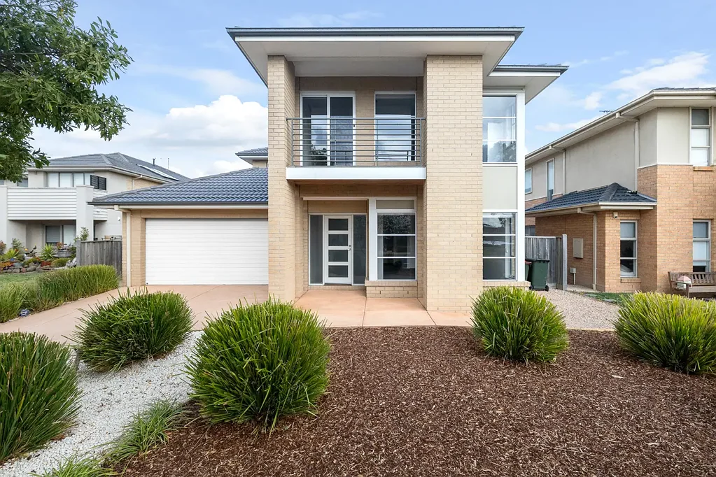 Freshly Updated Family Home in Sanctuary Lakes!!!