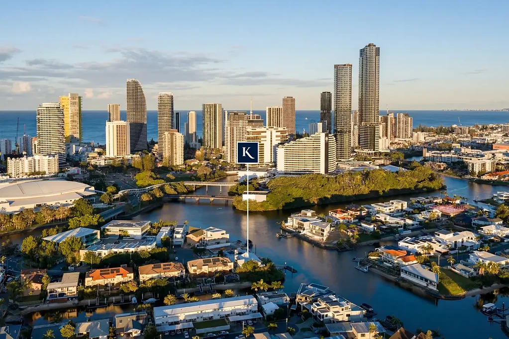 Broadbeach Waters 7બેડરૂમ Prime Waterfront Opportunity, Three Units on One Title