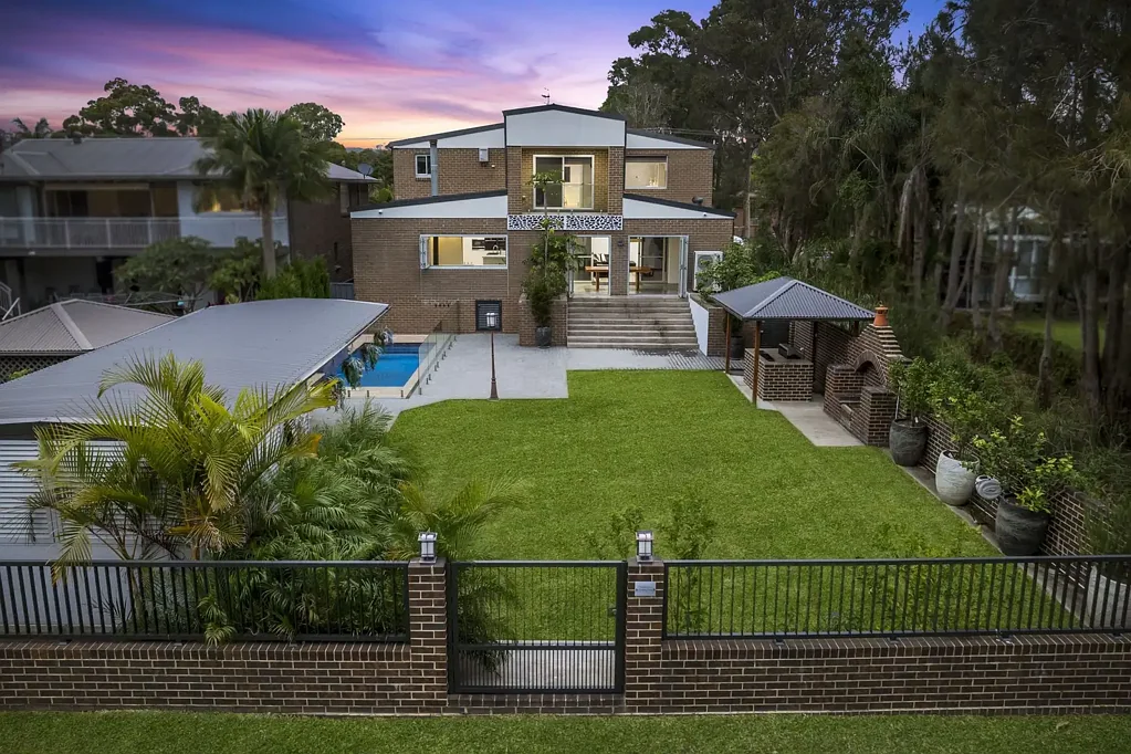 Berkeley Vale 6침실 Your Family's Dream Home Awaits - Lakeside Luxury
