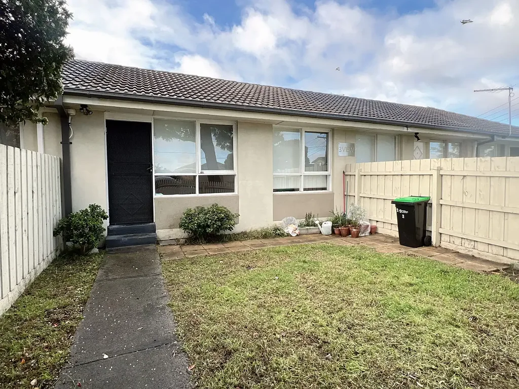 Updated one bedroom unit walk to station & shops!