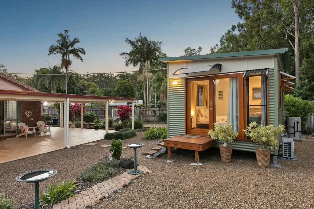 Tewantin 5房  Spacious Family Living with Approved Cottage Backing Onto Natural Bushland