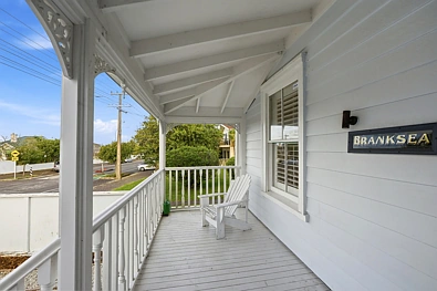 Villa Living. Sea View. Minutes to the City!
