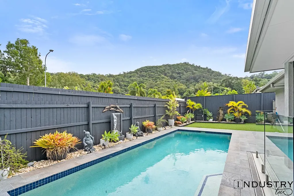 Trinity Beach 4कमरा Low Maintenance Living | Double Garage + Double Carport | Close to Beach