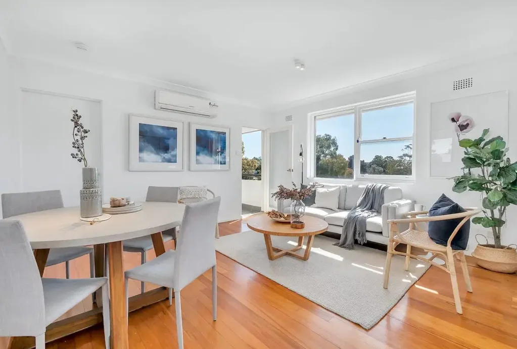Sunny 2-bed apartment / steps to Centennial Park