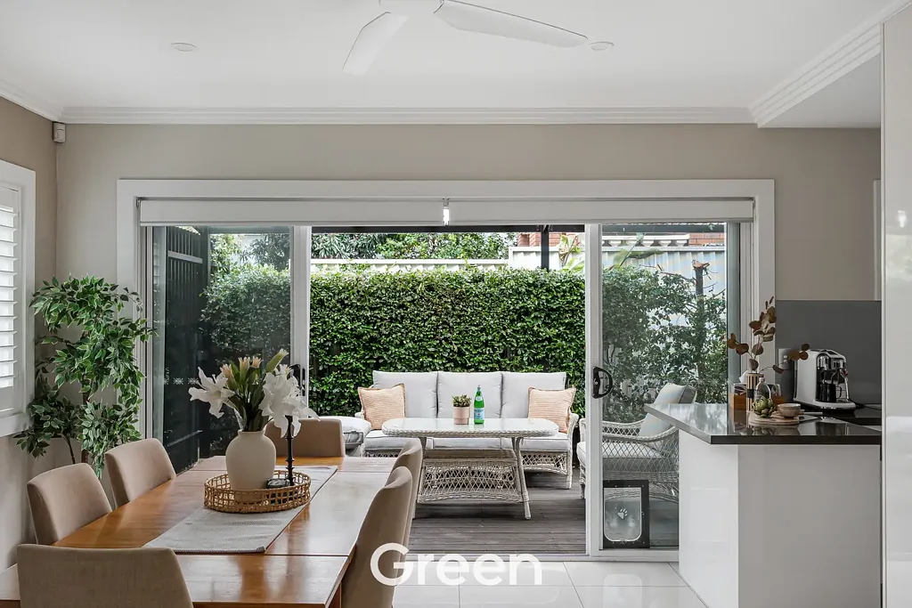 West Ryde 5ห้องนอน A Sunlit Family Retreat Offering Space, Privacy and Convenience