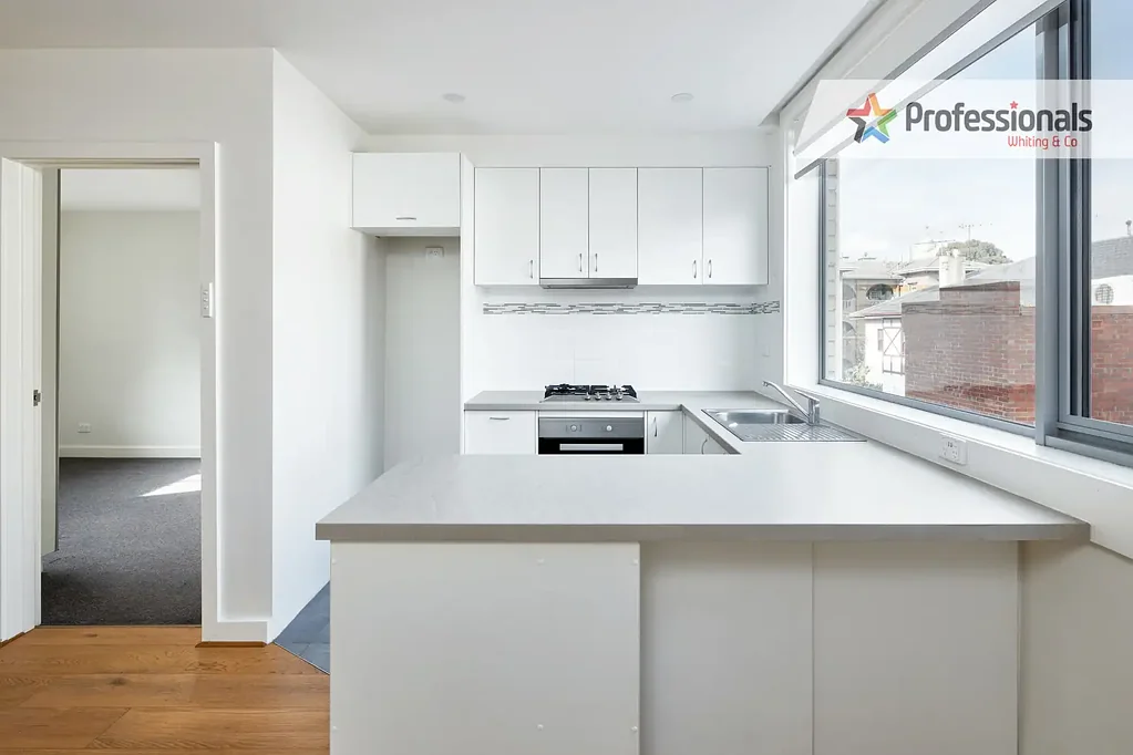 STUNNING TOP FLOOR FLAT