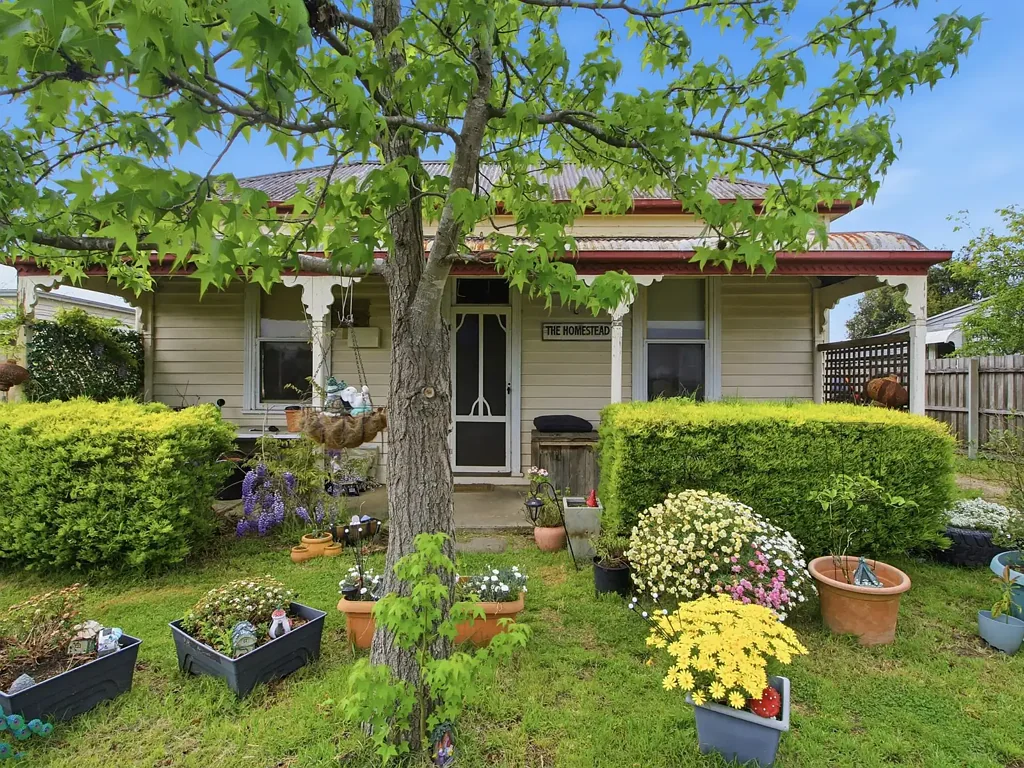 East Bairnsdale 4房  SECURE THE INCOME, APPRECIATE THE CHARACTER