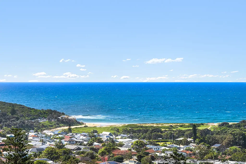 Dee Why 5房 壮丽海景城市景观 三层五卧设计 诱人泳池 私人阳台 无缝室内外过渡 优越地理位置 Spectacular Ocean & City Views - Architecturally Designed Family Home