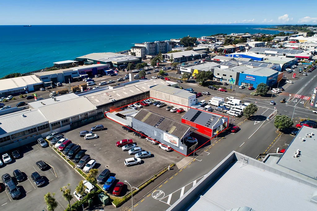 New Plymouth Central High exposure - Showroom with workshop